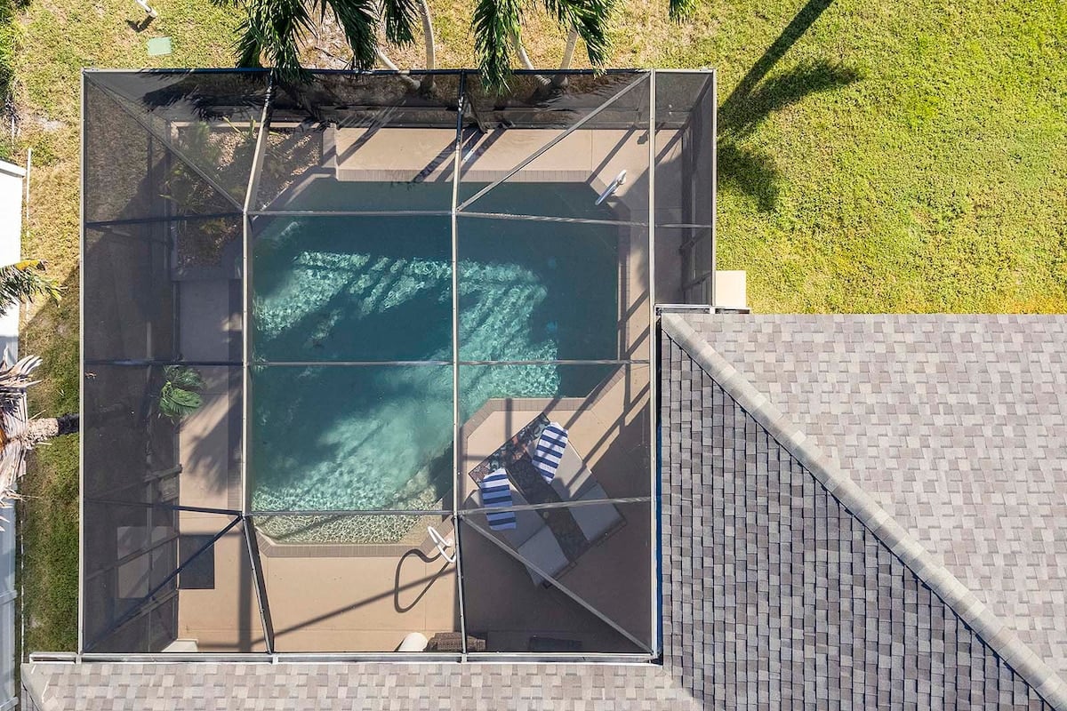 Veranda mit Blick auf den Kanal und Bootssteg.