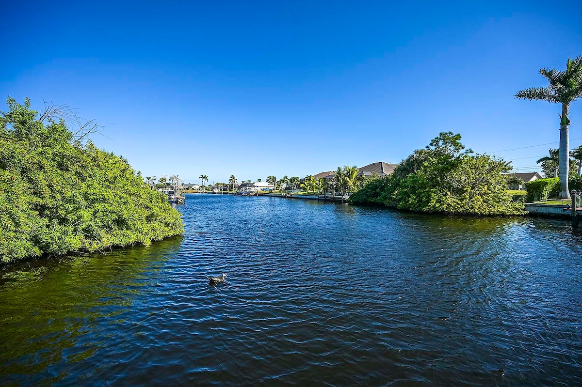 Veranda mit Blick auf den Kanal am Wasser.
