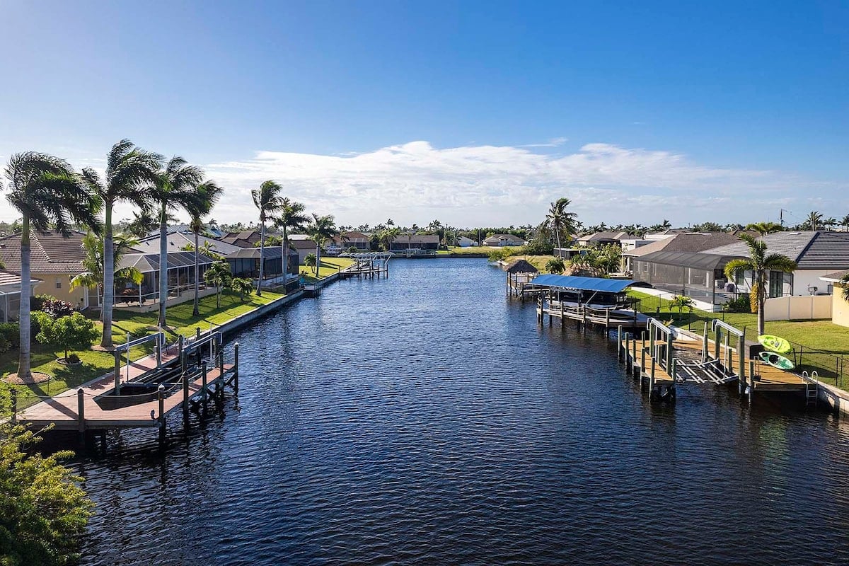 Veranda mit Blick auf den Kanal und privatem Bootssteg.