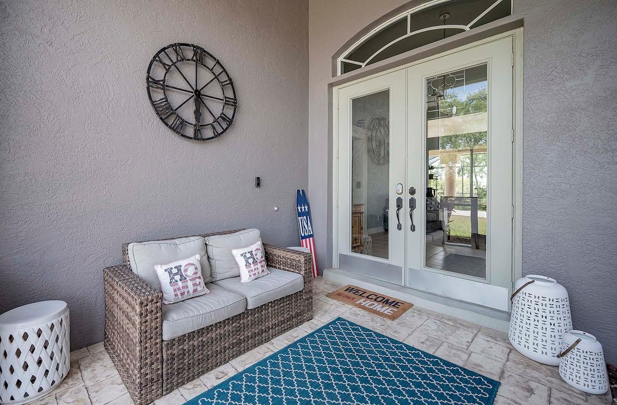 Veranda mit Blick auf den Kanal und Bootssteg.