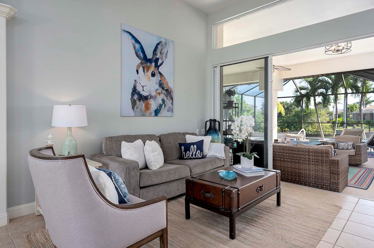 Veranda mit Blick auf den Kanal und Bootssteg am Wasser.