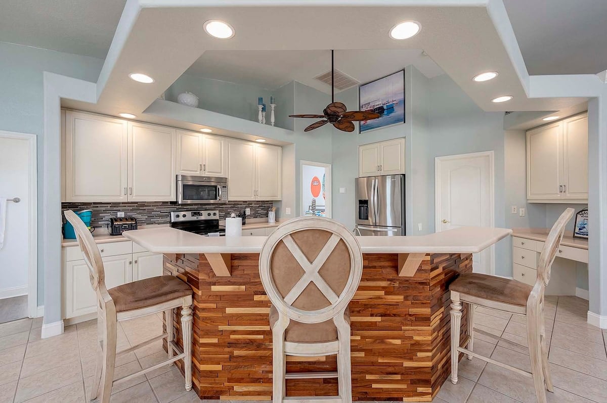 Veranda mit Sitzbereich und Blick auf den Kanal.