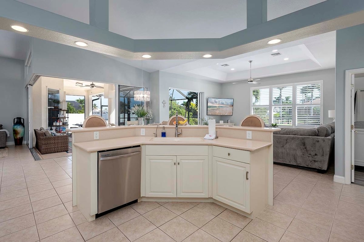 Veranda mit Blick auf den Kanal und privatem Bootssteg.