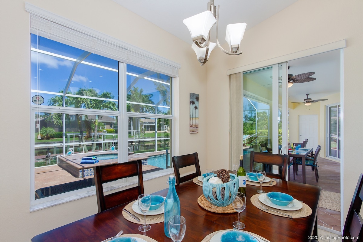 Beheizter Pool auf der Lanai mit Blick auf den Kanal und Bootsdock.