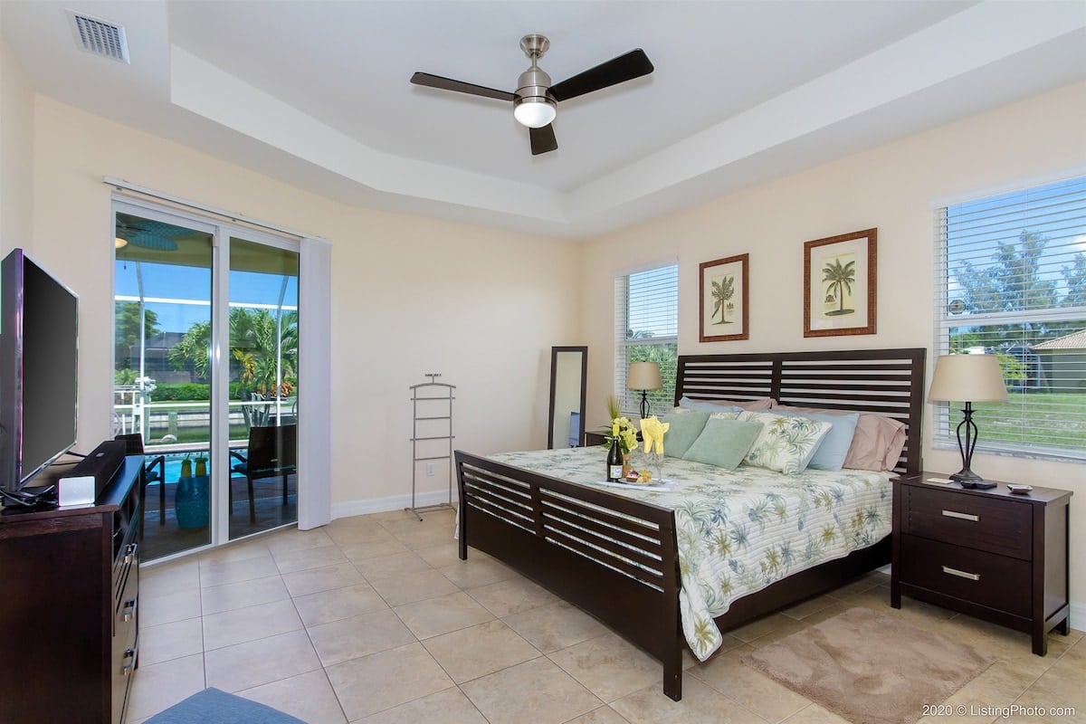 Beheizter Pool mit Lanai und Blick auf den Kanal.