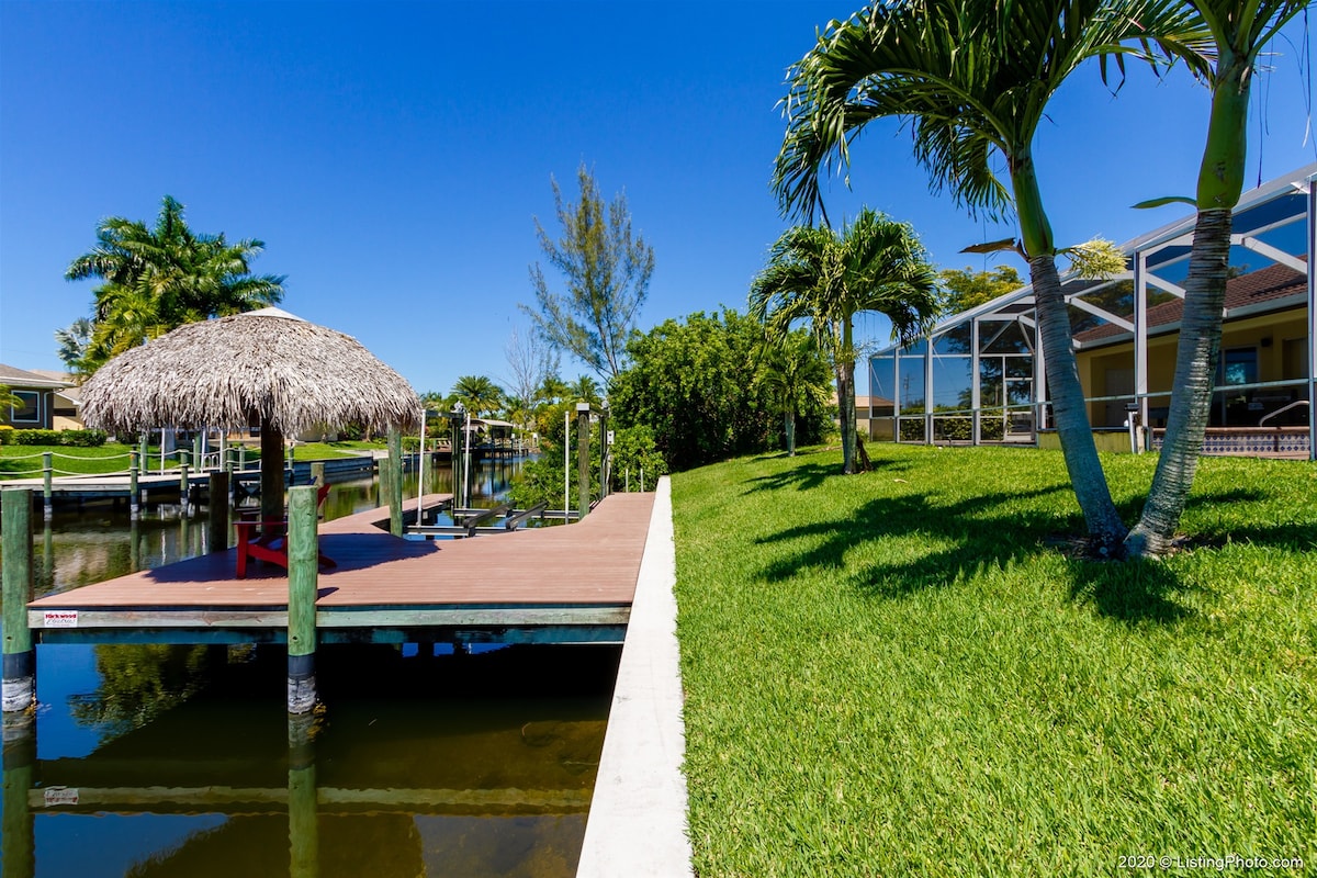 Blick auf den Kanal mit privatem Dock und Bootslift.