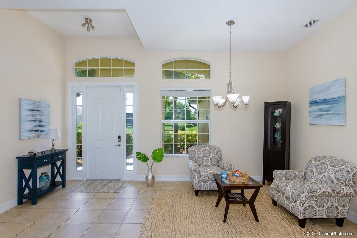 Beheizter Pool auf der Lanai mit Blick auf den Kanal.