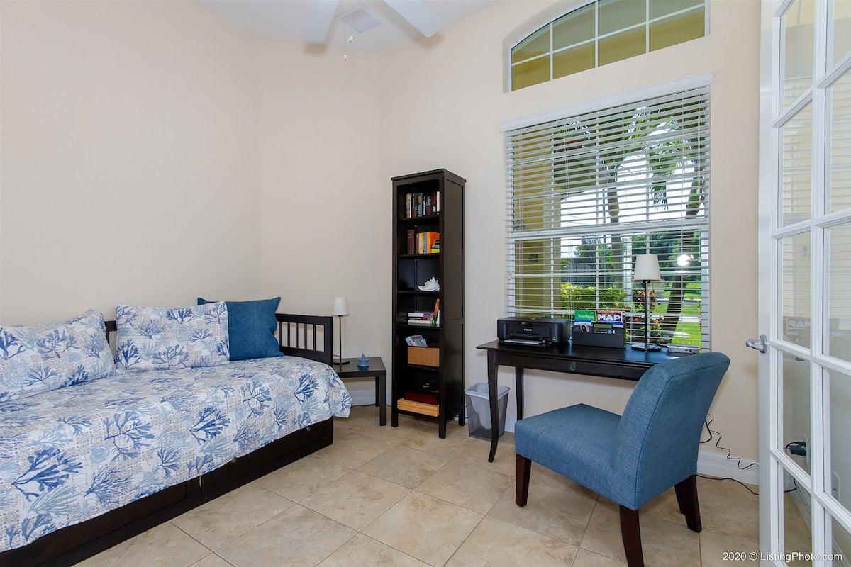 Beheizter Pool auf der Lanai mit Blick auf den Kanal und Bootsdock.