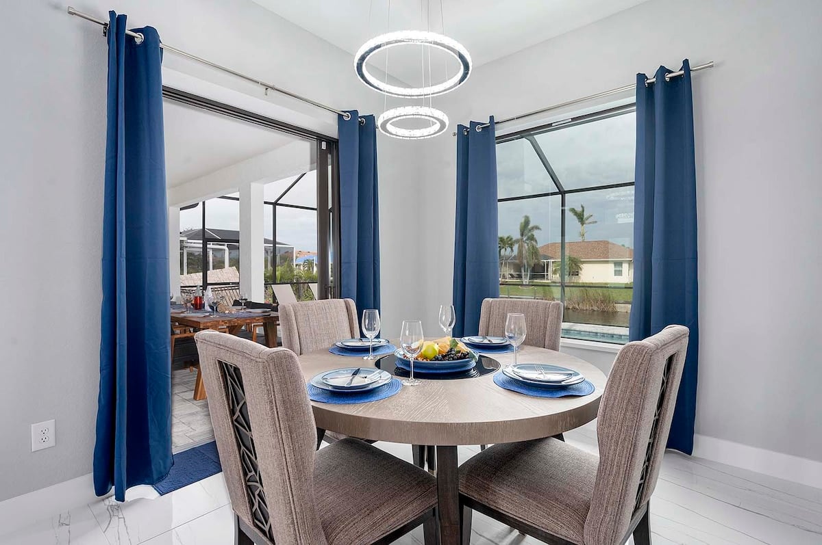 Privater Salzwasser-Pool mit Sonnenliegen und Blick auf den Kanal.