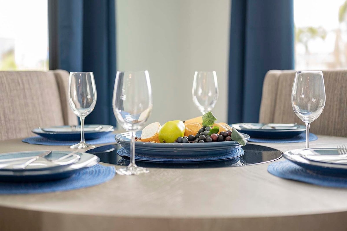 Privater Salzwasser-Pool mit Sonnenliegen und Blick auf den Kanal.