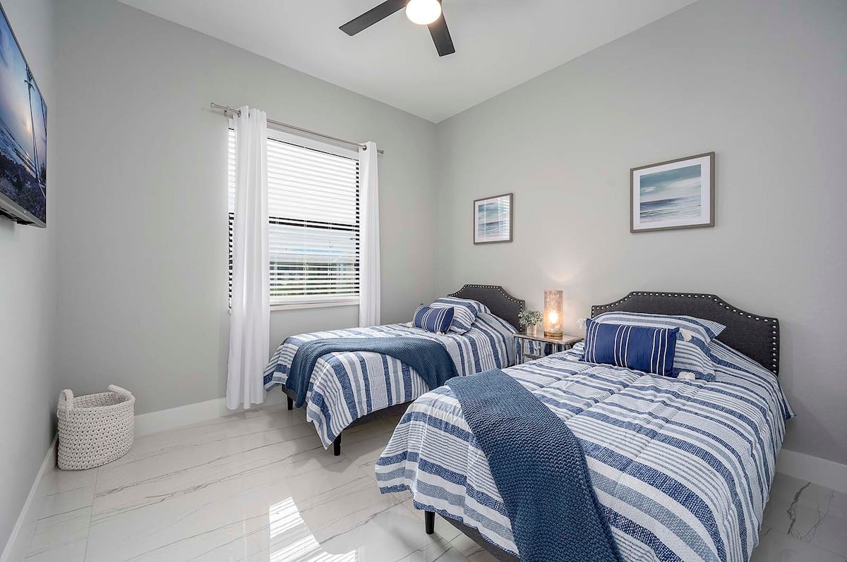 Privater Salzwasser-Pool mit Sonnenliegen am Kanal.