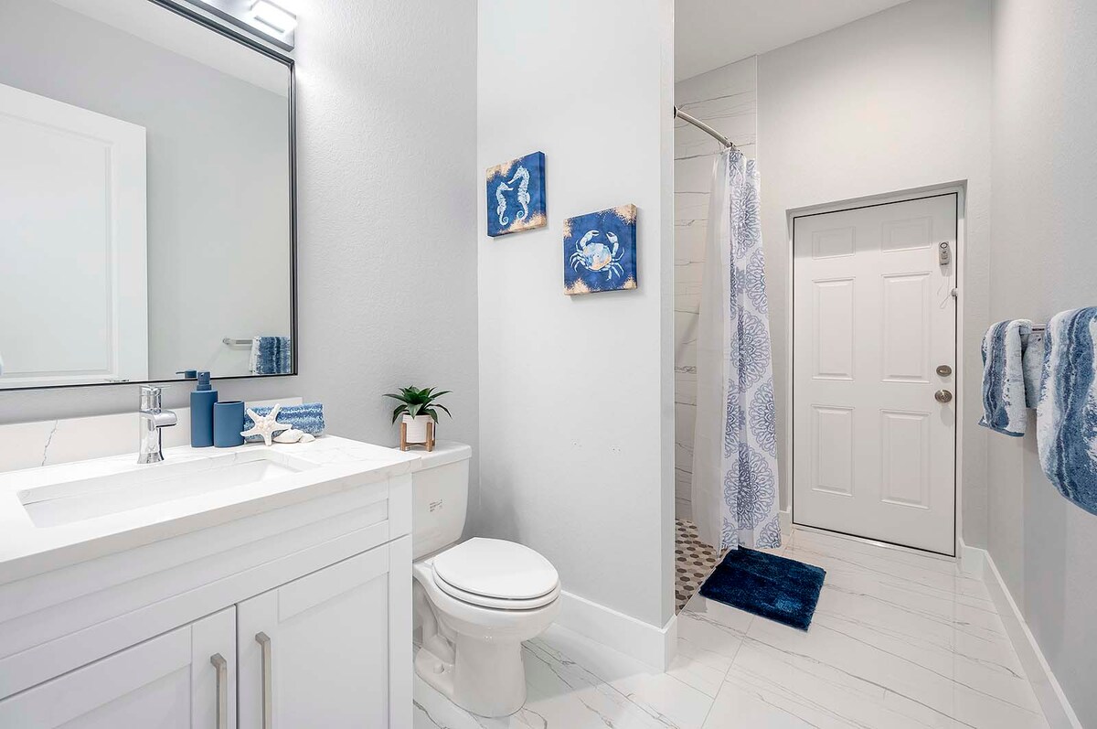 Privater Salzwasser-Pool mit Sonnenliegen am Kanal.