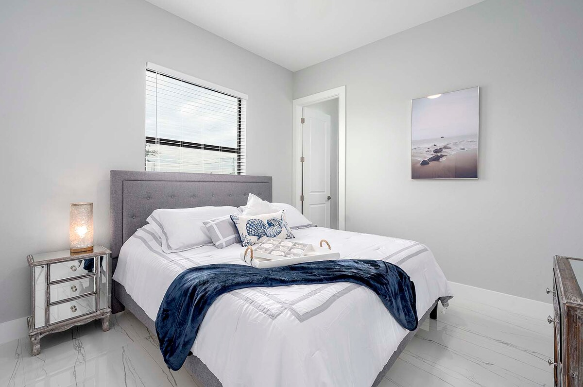 Privater Salzwasser-Pool mit Sonnenliegen im Außenbereich.