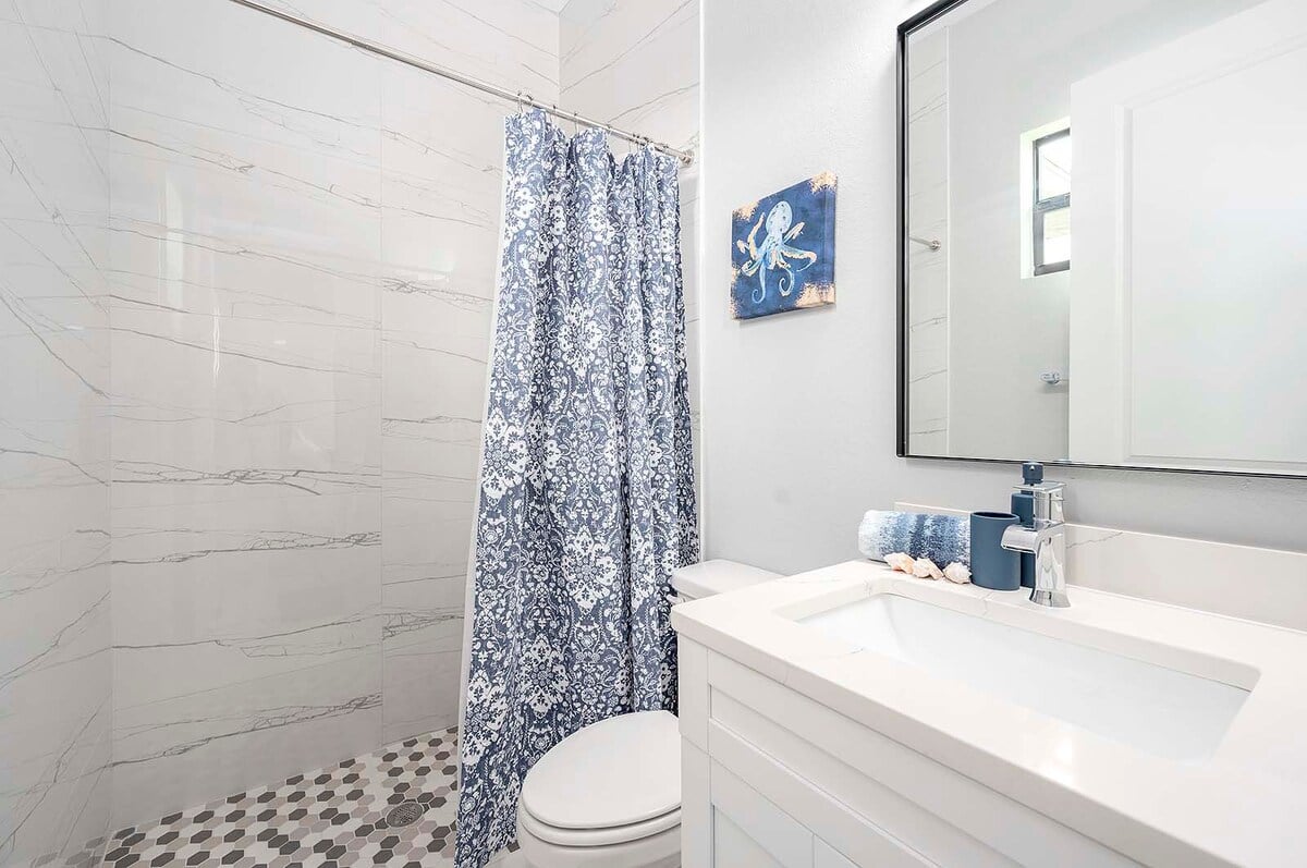 Privater Salzwasser-Pool mit Sonnenliegen am Kanal.