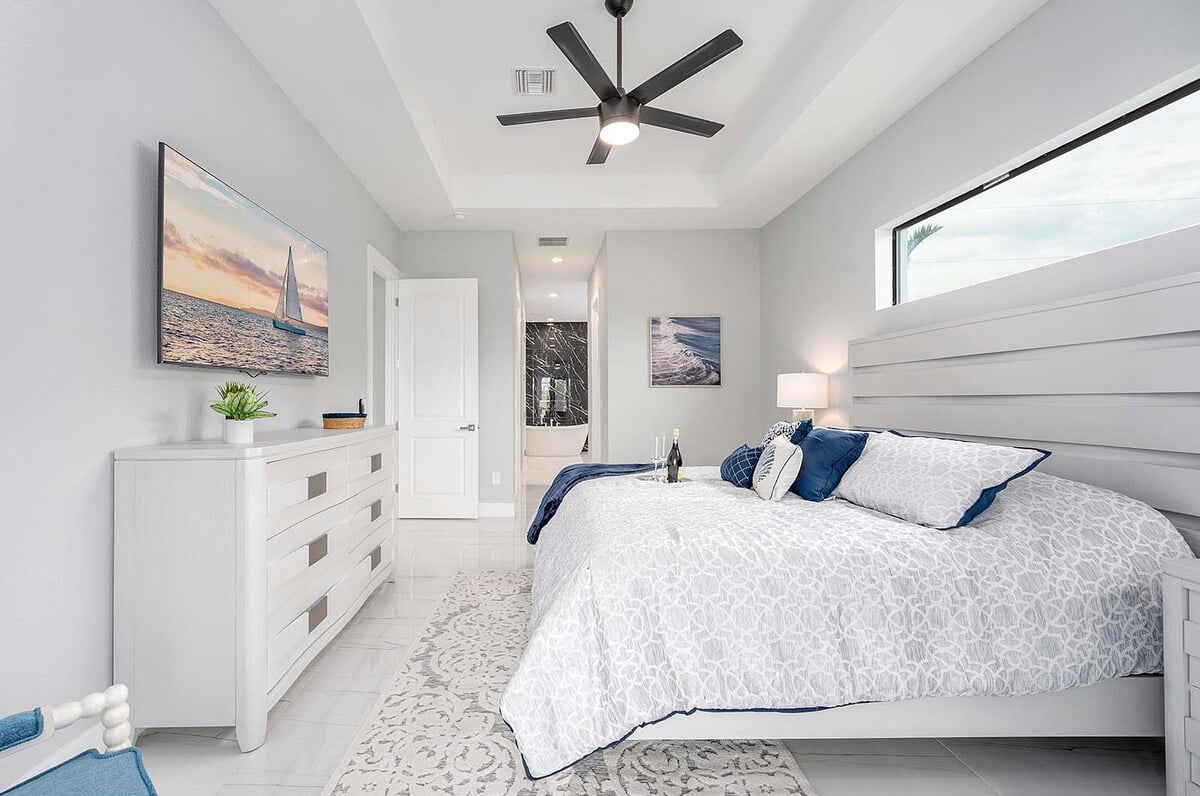 Privater Salzwasser-Pool mit Sonnenliegen am Kanal.