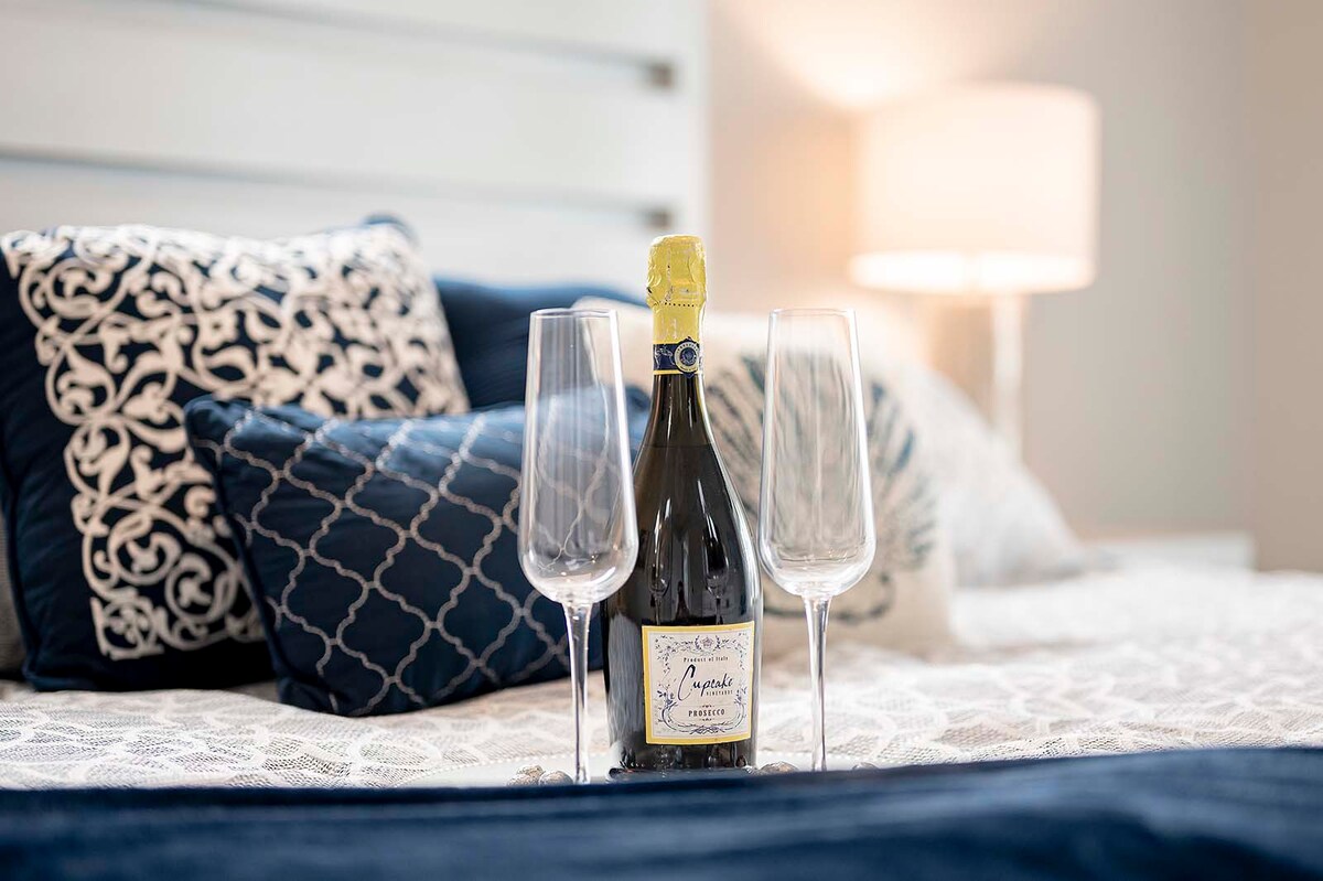 Privater Salzwasser-Pool mit Sonnenliegen am Kanal.