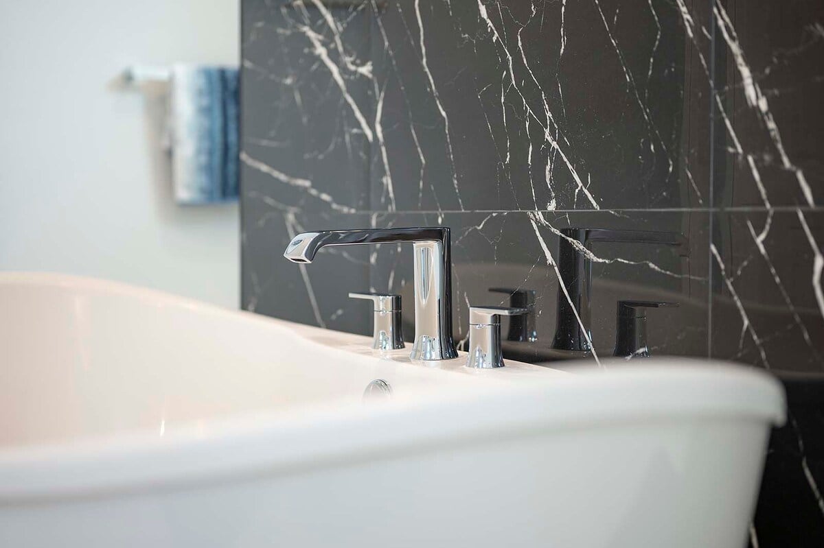 Privater Salzwasser-Pool mit Sonnenliegen und Blick auf den Kanal.