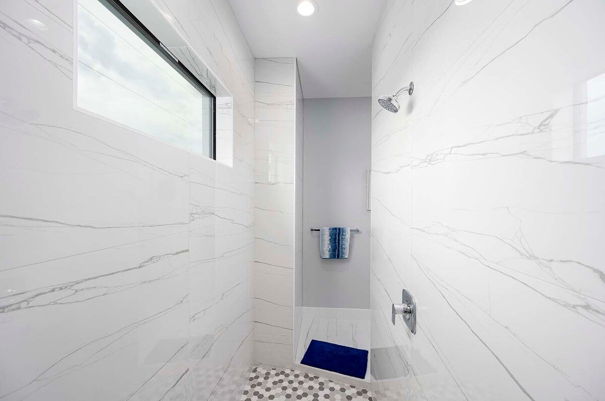 Privater Salzwasser-Pool mit Sonnenliegen und Outdoor-Bereich am Kanal.