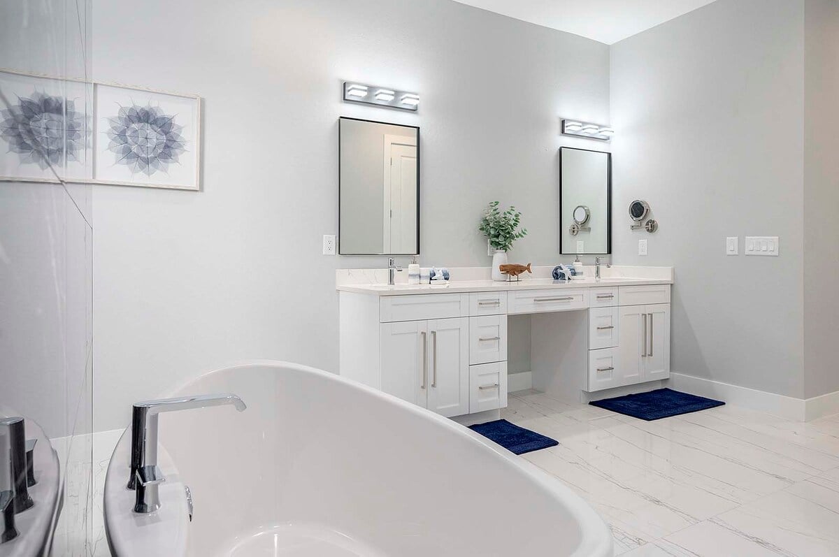 Privater Salzwasser-Pool mit Sonnenliegen am Kanal.