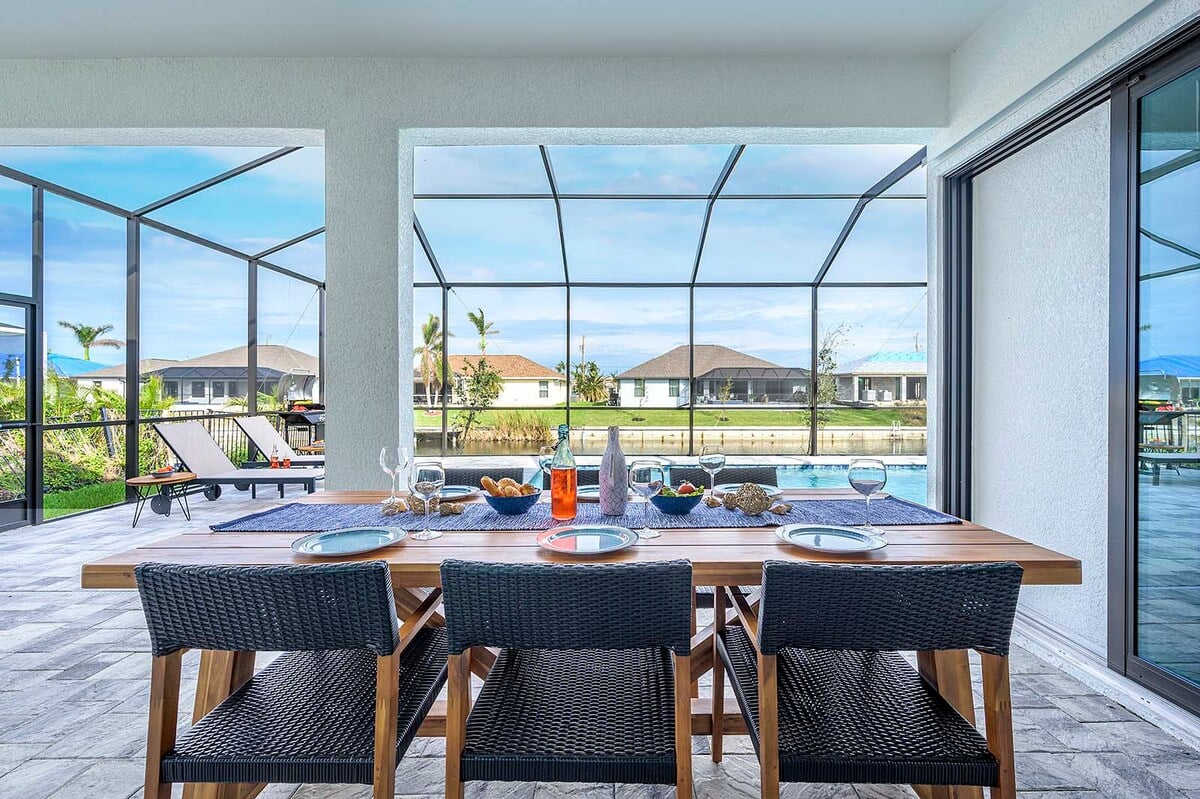 Privater Salzwasser-Pool mit Sonnenliegen am Kanal.