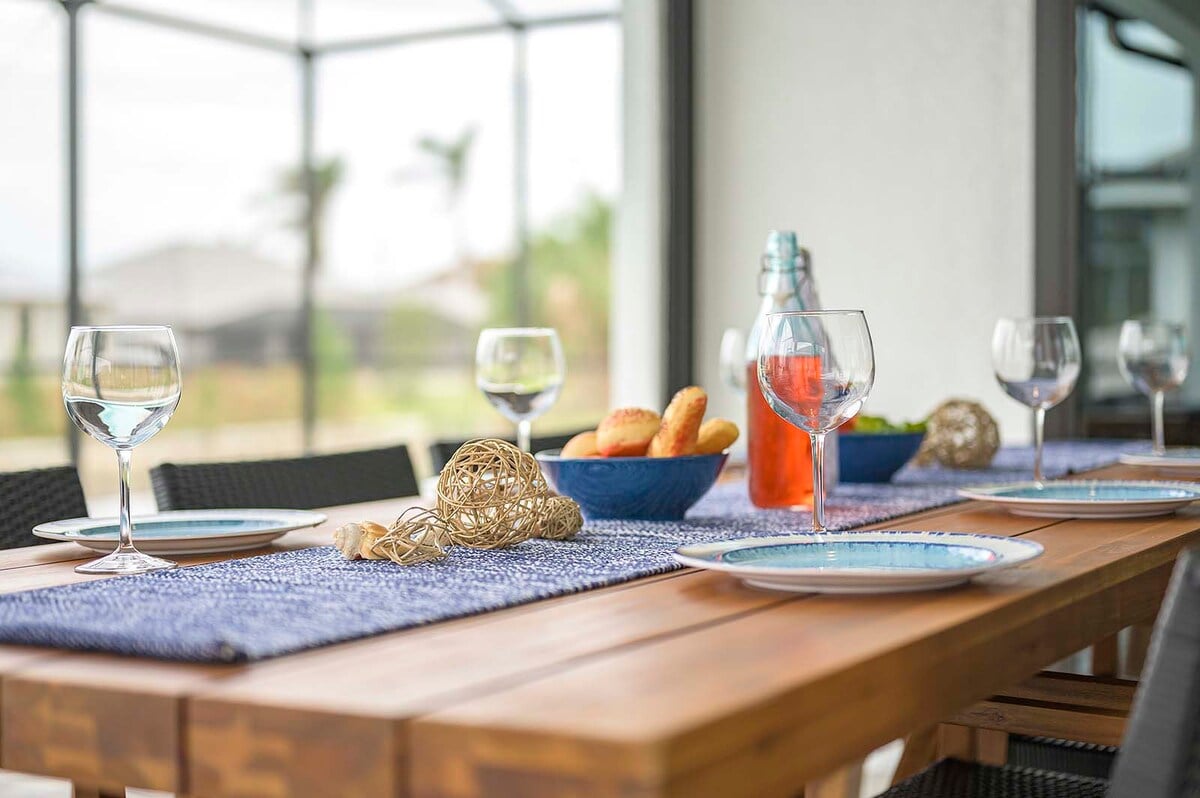 Privater Salzwasser-Pool mit Sonnenliegen und Blick auf den Kanal.