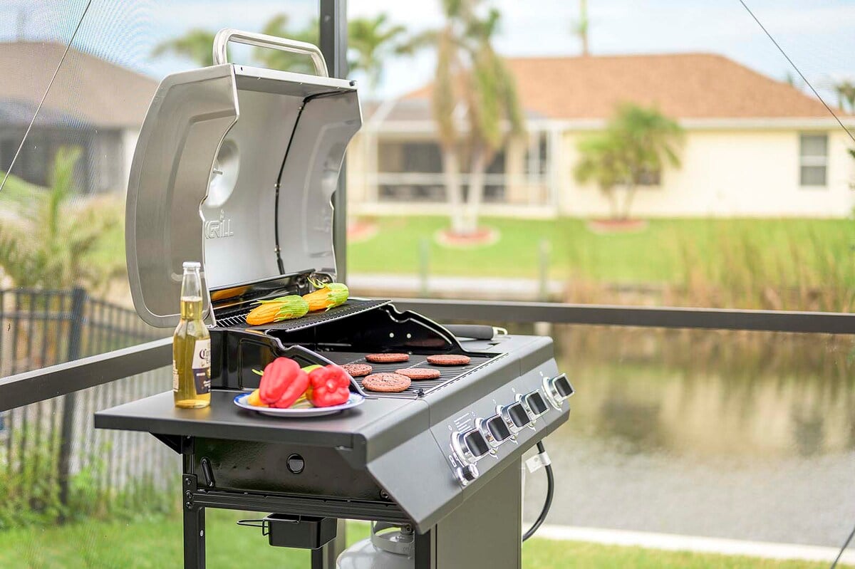Privater Salzwasser-Pool mit Sonnenliegen und Blick auf den Kanal.