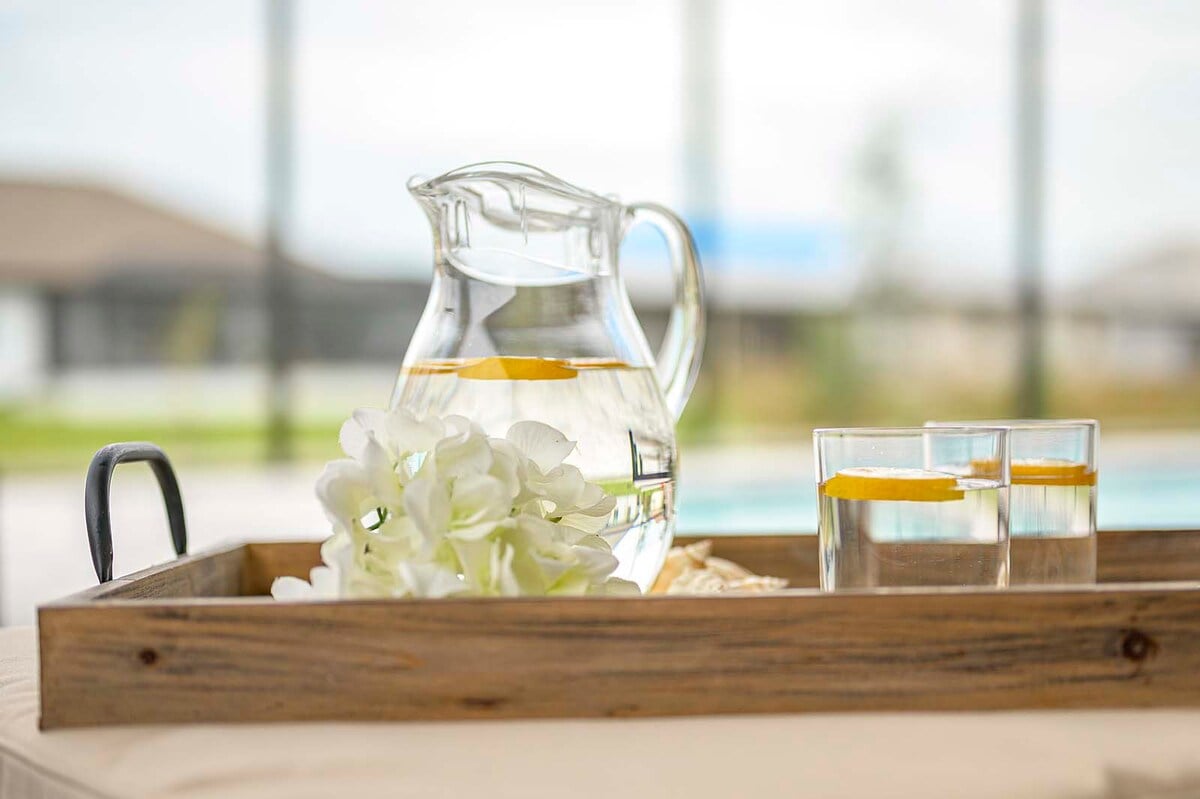 Privater Salzwasser-Pool mit Sonnenliegen am Kanal.