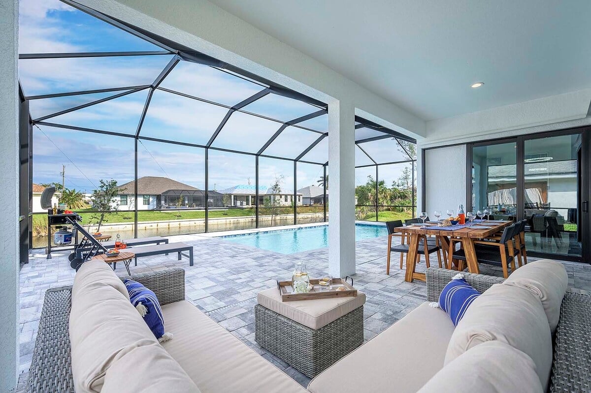 Kaminbereich im Wohnzimmer mit Sitzmöbeln und warmem Ambiente.