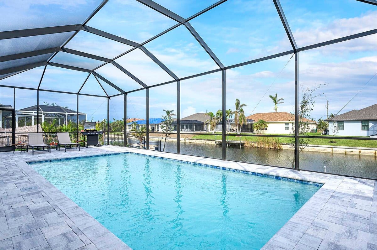 Privater Salzwasser-Pool mit Sonnenliegen am Kanal.