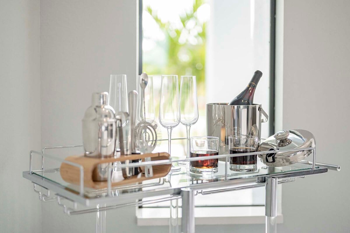 Privater Salzwasser-Pool mit Sonnenliegen am Kanal.