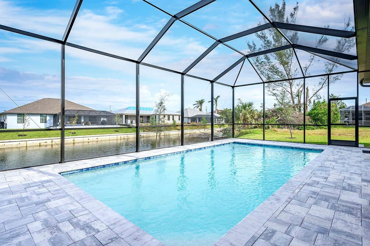 Privater Salzwasser-Pool mit Sonnenliegen und Blick auf den Kanal.