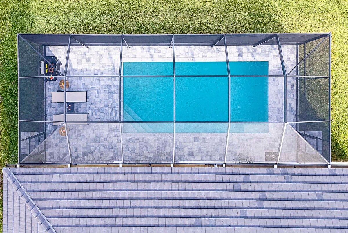 Privater Salzwasser-Pool mit Sonnenliegen am Kanal.