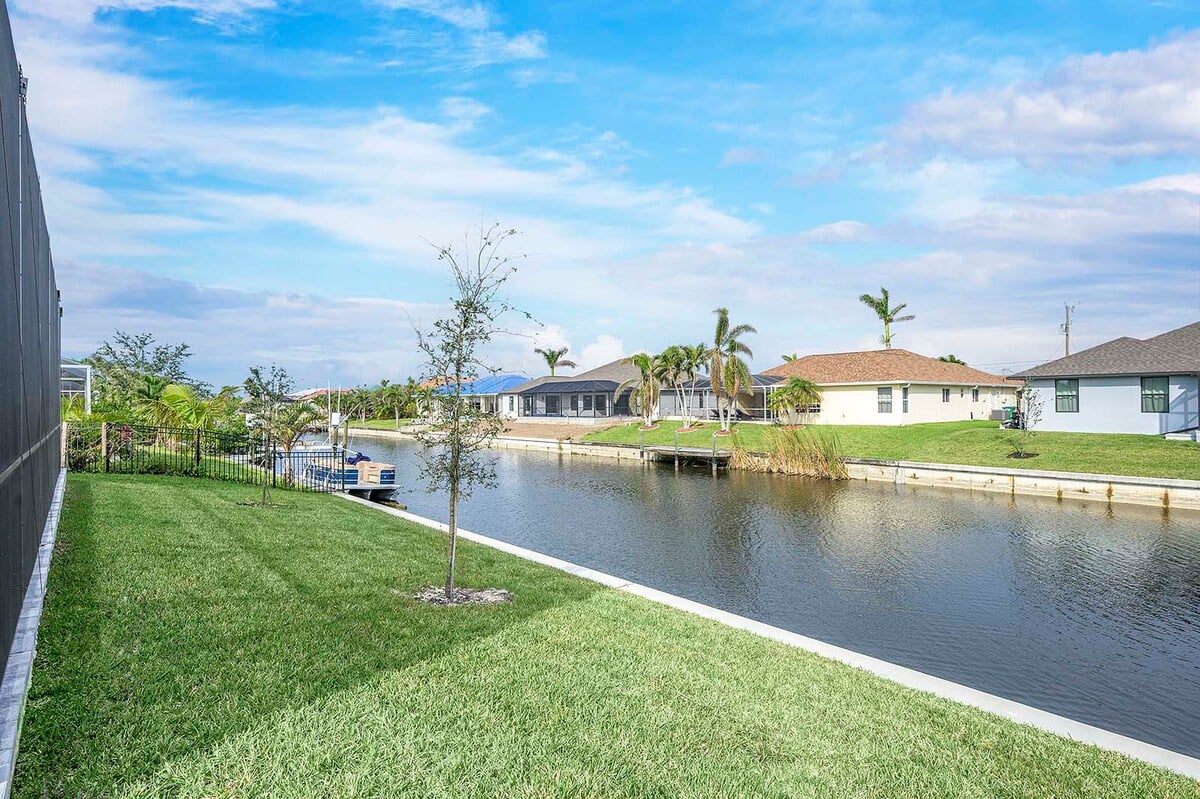 Privater Salzwasser-Pool mit Sonnenliegen am Kanal.