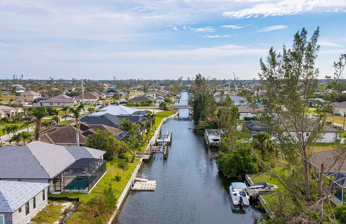 Kaminbereich im Wohnzimmer mit gemütlicher Sitzgelegenheit