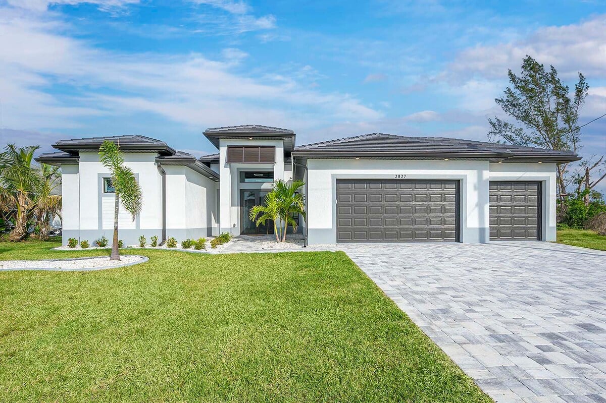 Privater Salzwasser-Pool mit Sonnenliegen und Blick auf den Kanal.