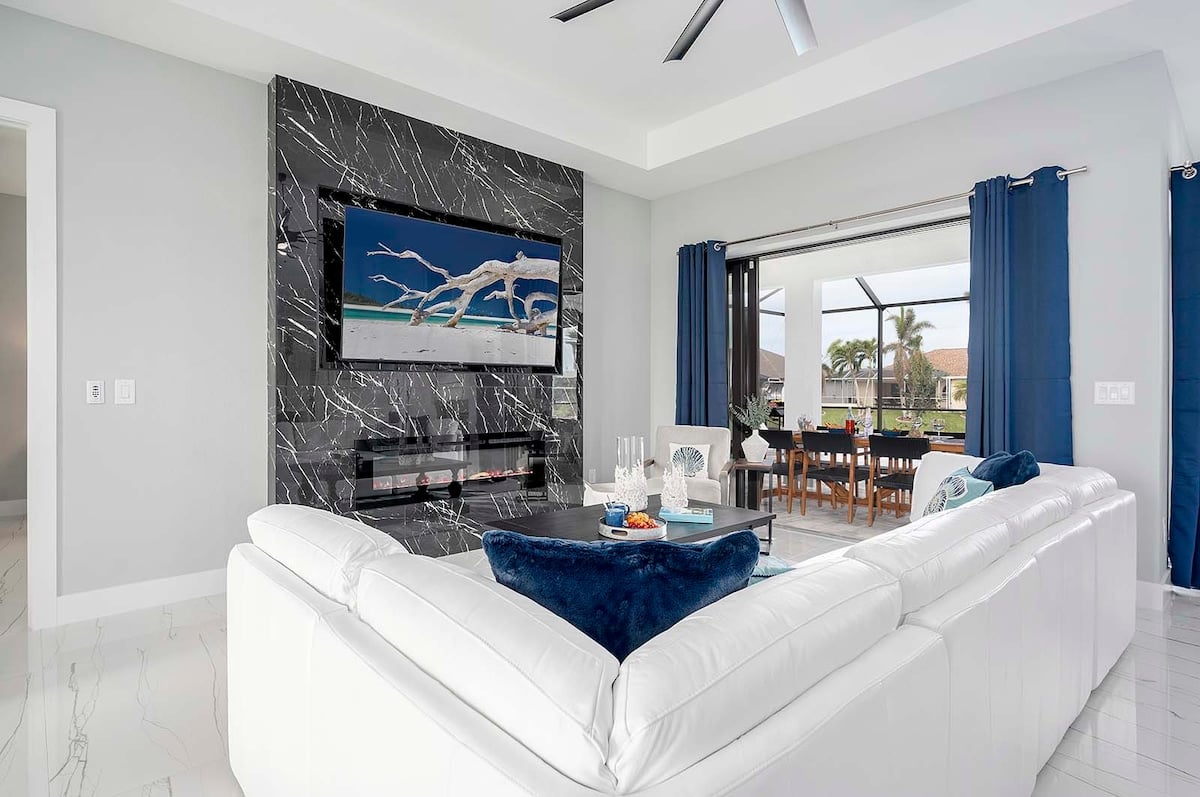 Privater Salzwasser-Pool mit Sonnenliegen am Kanal.