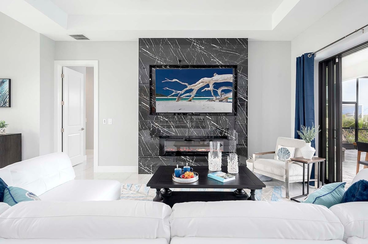 Privater Salzwasser-Pool mit Sonnenliegen am Kanal.