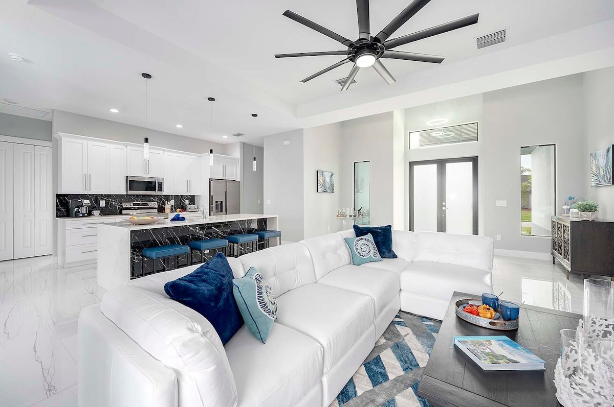 Privater Salzwasser-Pool mit Sonnenliegen und Blick auf den Kanal.