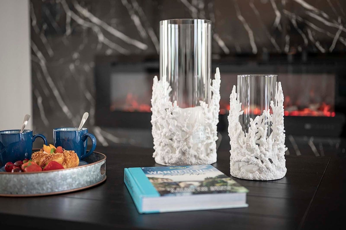 Privater Salzwasser-Pool mit Sonnenliegen und Sitzbereich im Außenbereich.