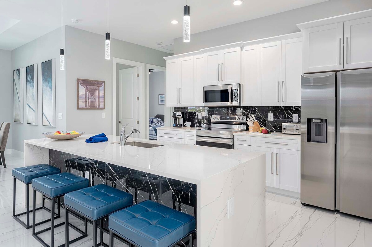 Privater Salzwasser-Pool mit Sonnenliegen und Blick auf den Kanal.