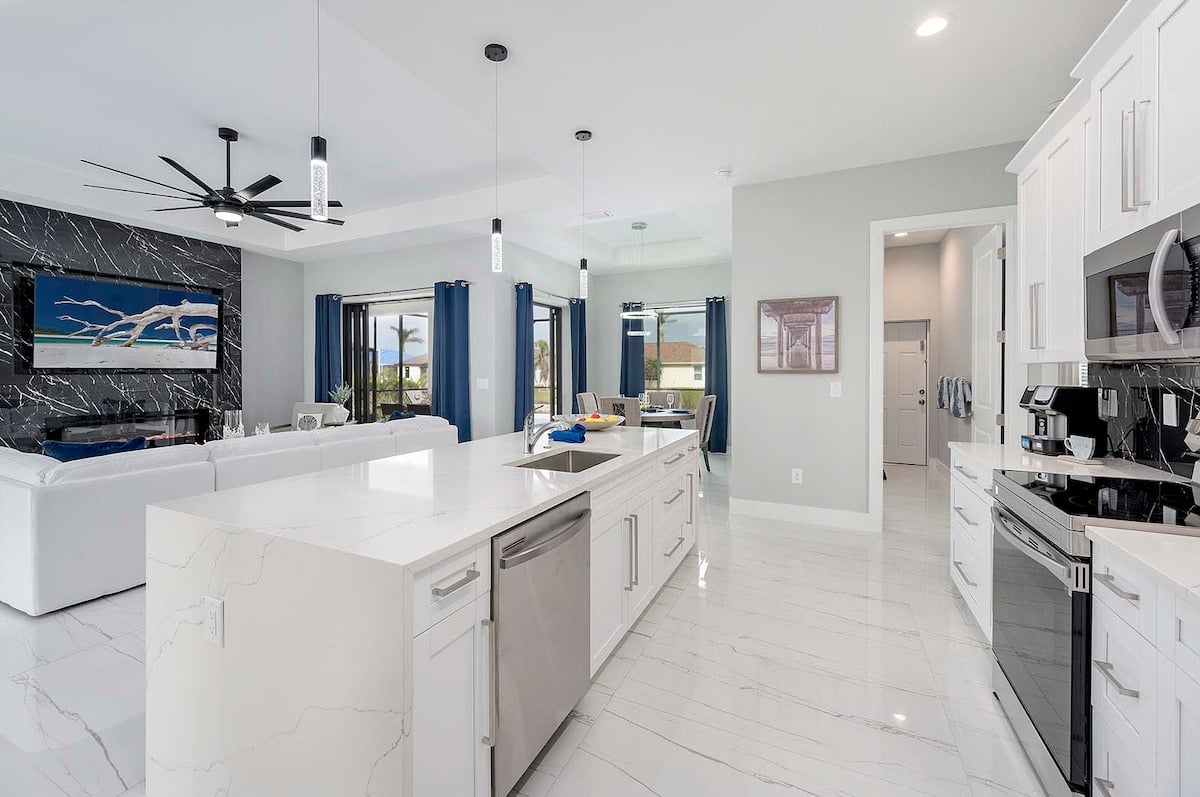 Privater Salzwasser-Pool mit Sonnenliegen am Kanal.