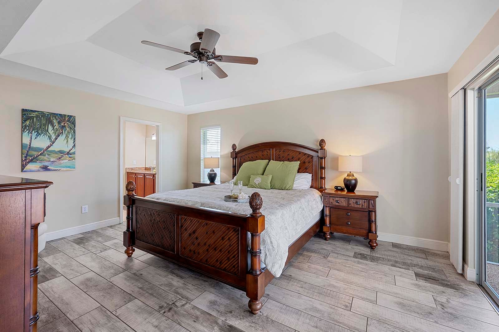 Beheizter Pool und Whirlpool auf der Lanai mit Blick auf den Kanal.