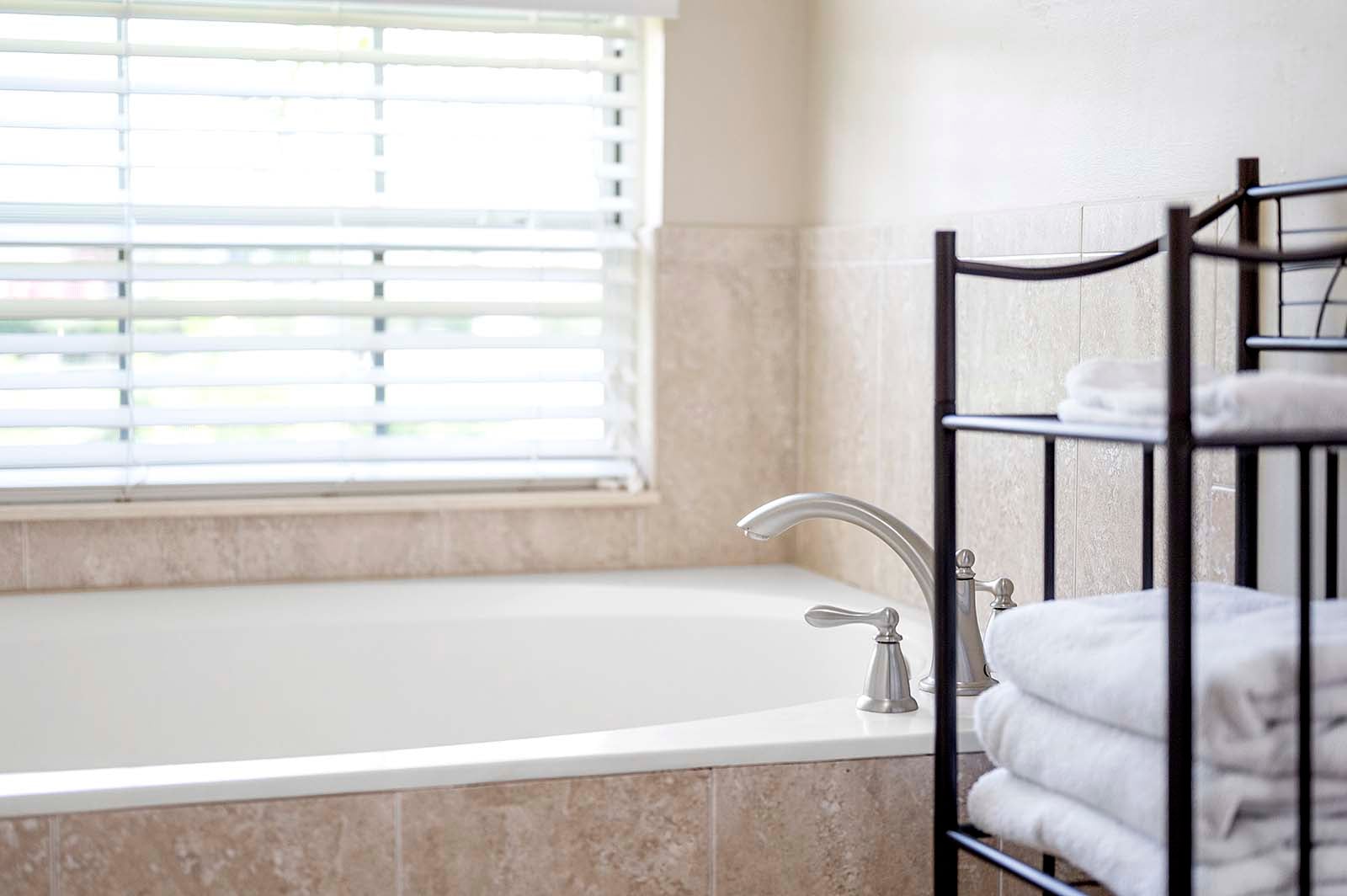 Beheizter Pool und Whirlpool auf der Lanai mit Blick auf den Kanal.