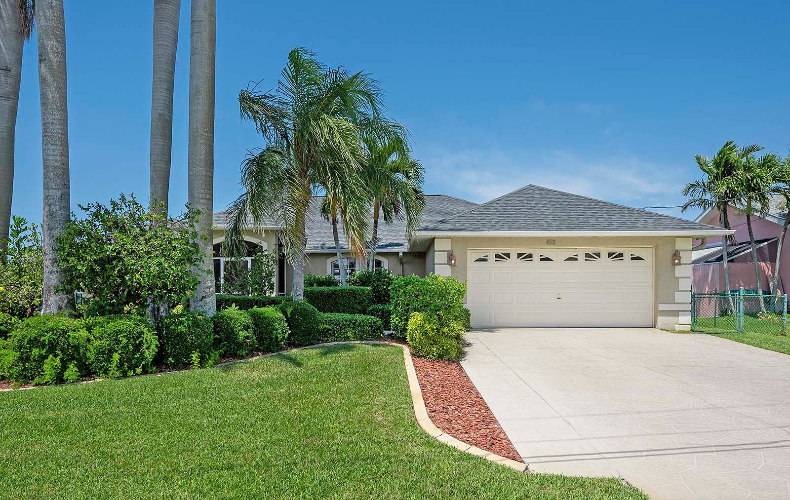 Beheizter Pool und Whirlpool auf der Lanai mit Blick auf den Kanal und Bootsdock.