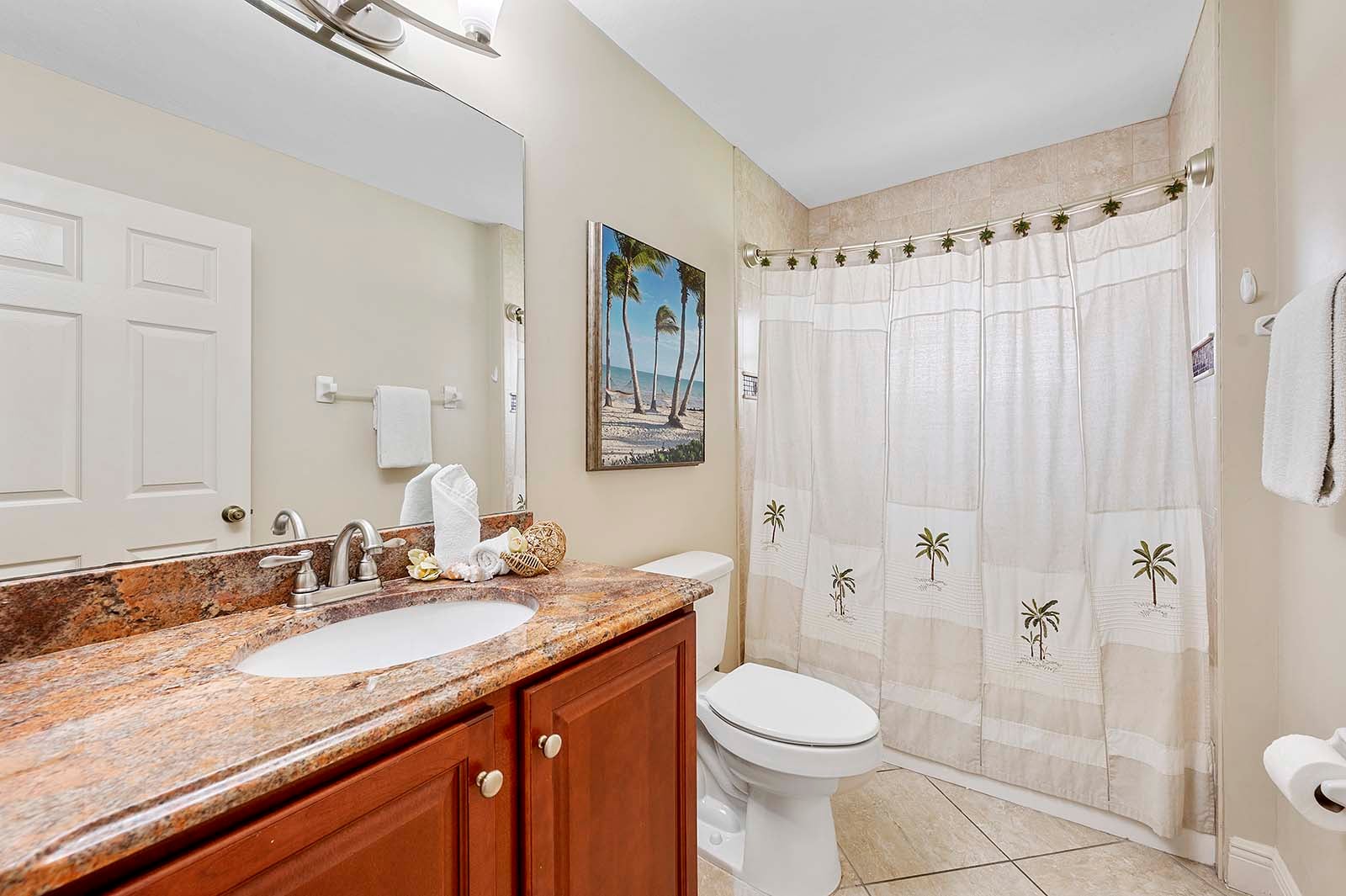 Beheizter Pool und Whirlpool auf der Lanai mit Blick auf den Kanal.