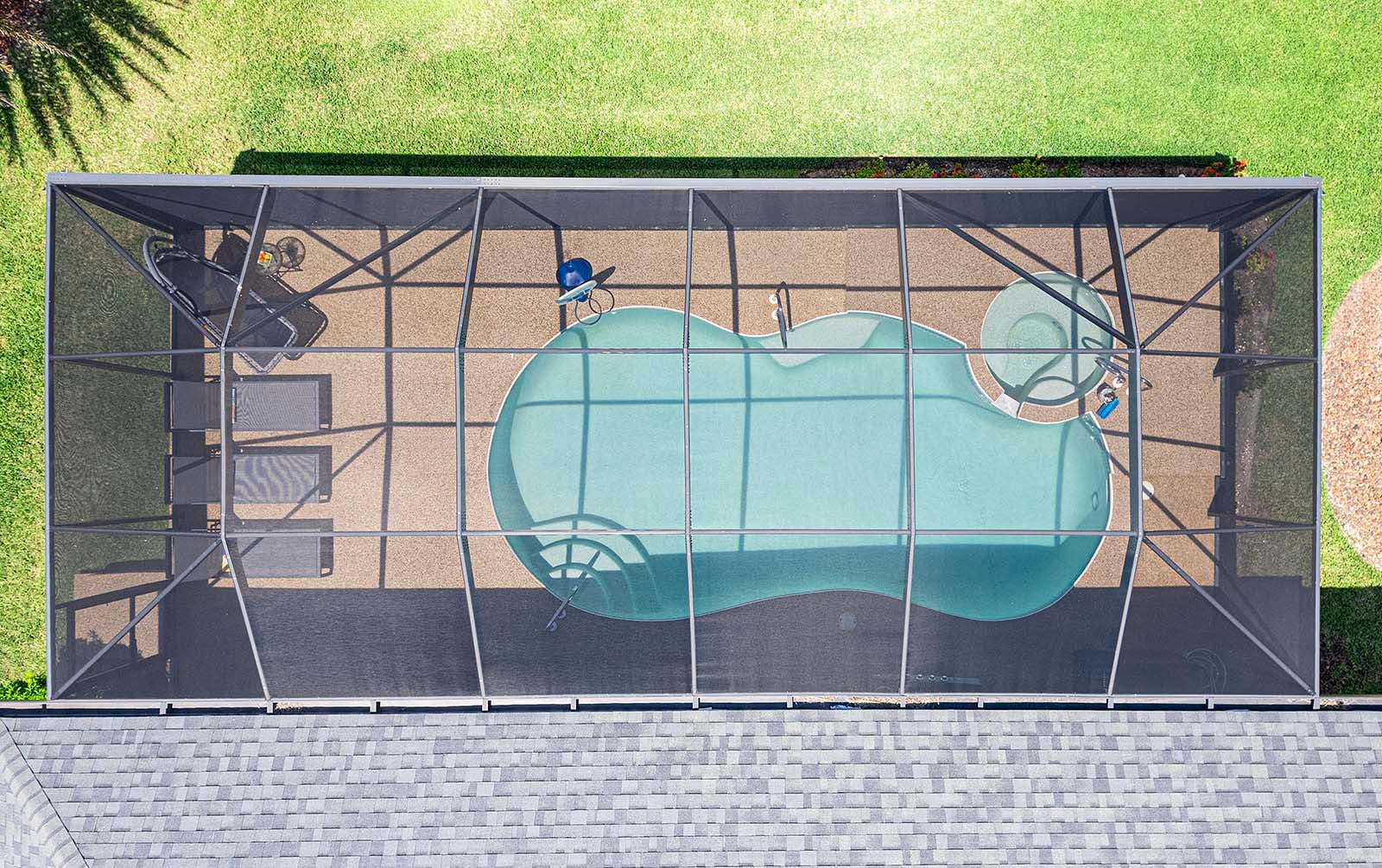 Beheizter Pool und Whirlpool auf der Lanai mit Blick auf den Kanal.