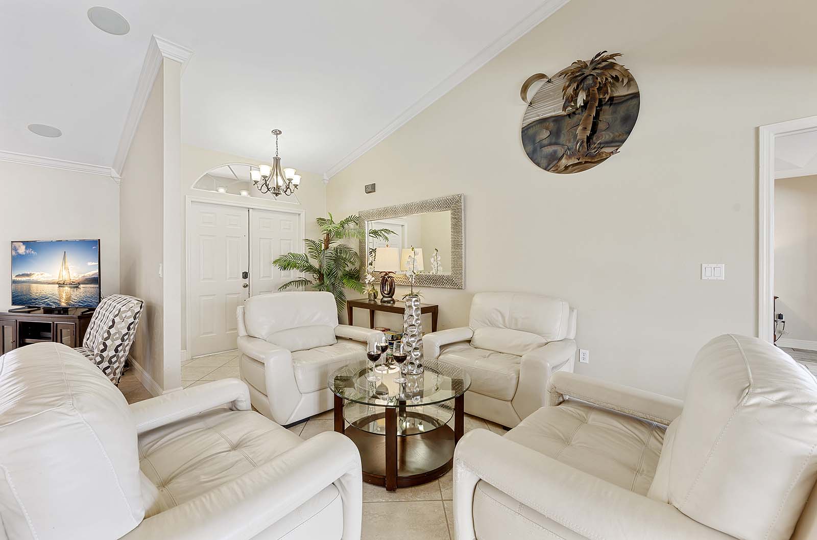 Beheizter Pool und Whirlpool auf der Lanai mit Blick auf den Kanal.