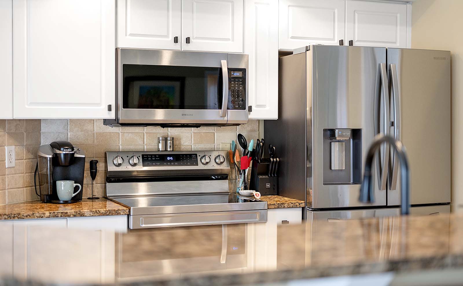 Privater Pool mit Sonnenliegen und eingezäuntem Garten in SW Cape Coral.