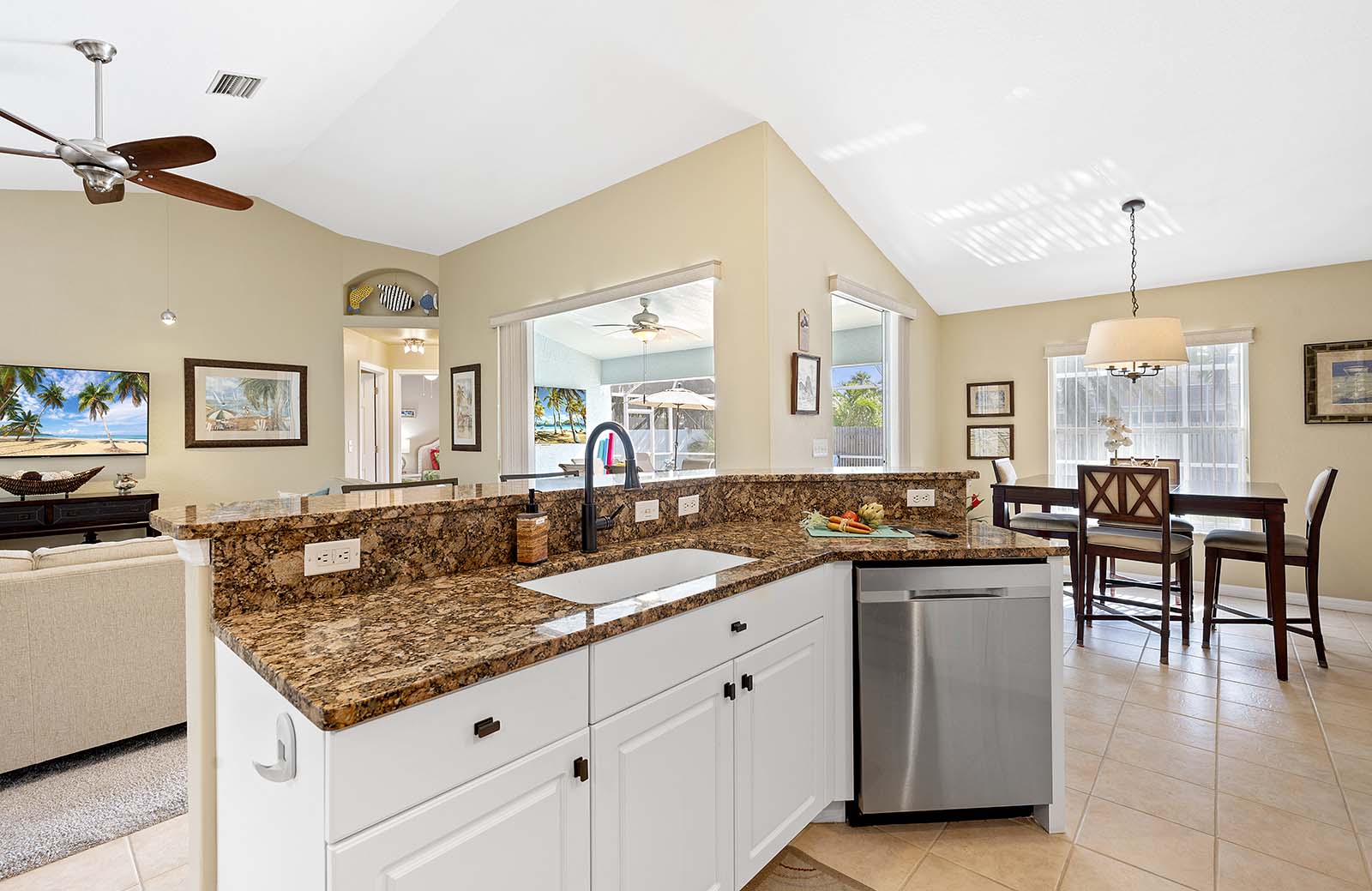 Privater Pool mit Sonnenliegen und Terrasse im eingezäunten Garten.