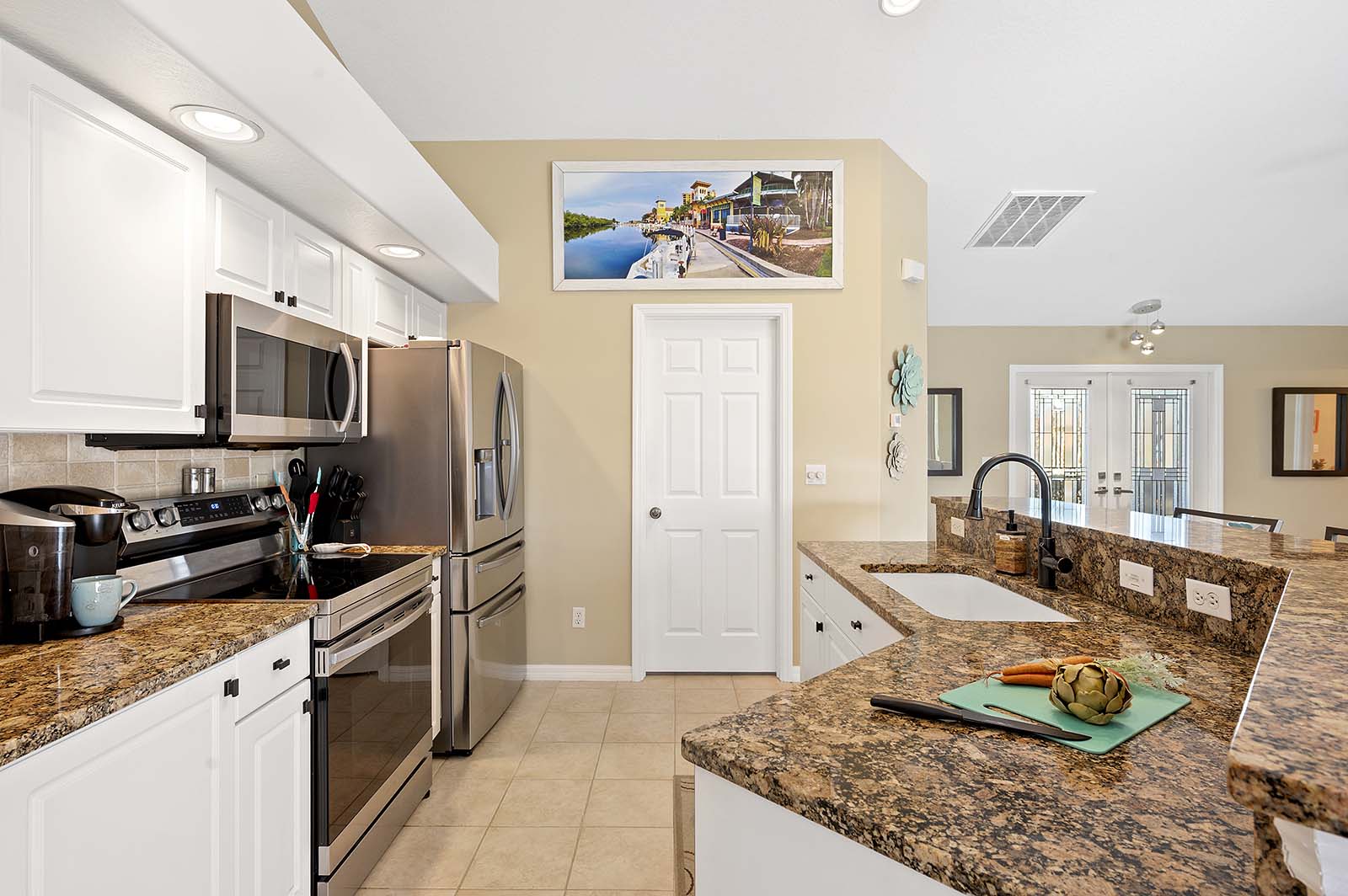 Privater Pool mit Sonnenliegen und Terrasse im eingezäunten Garten.